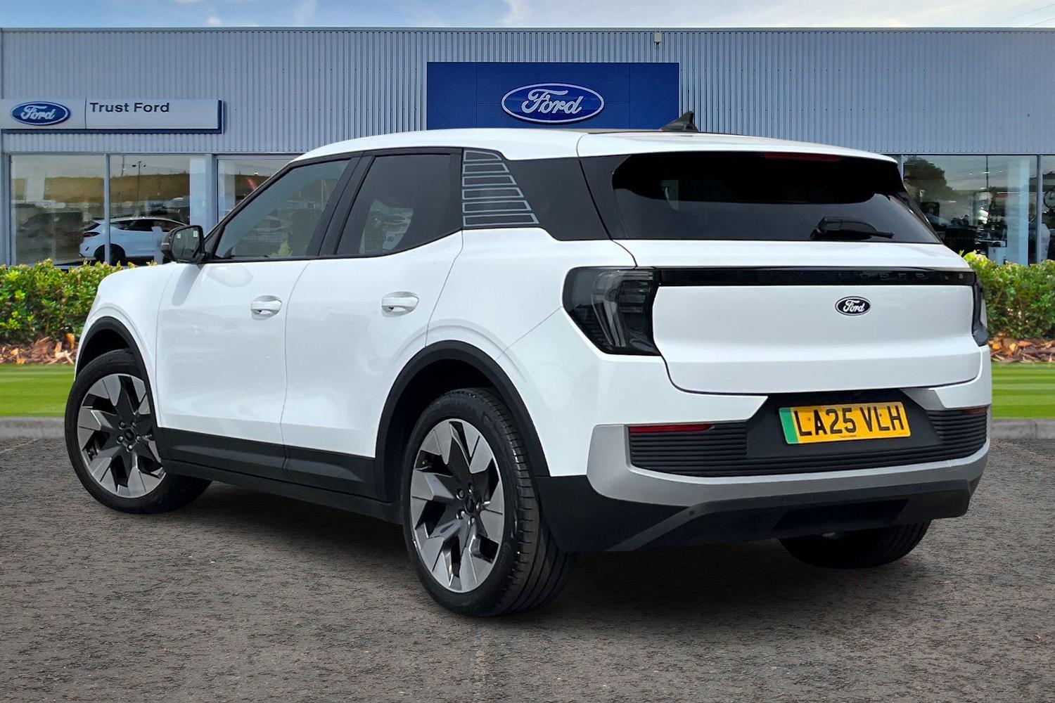 Ford Explorer Photo 1