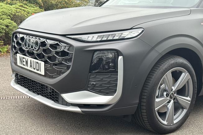 Audi Q3 SUV Photo 22