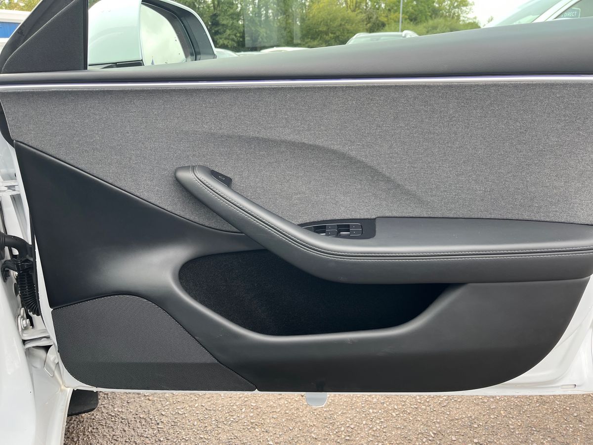 TESLA Model 3 Photo 29