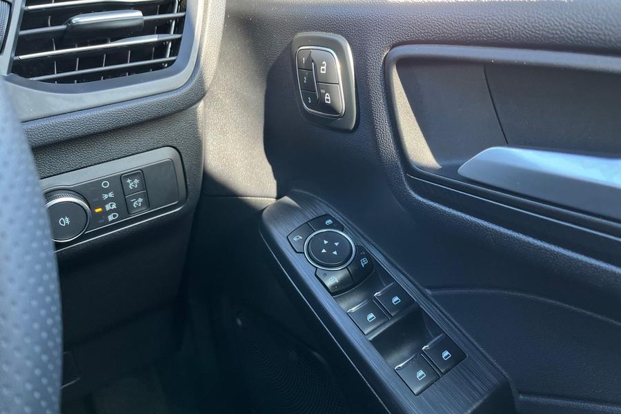 Ford KUGA Photo autoimg-67b7361bec4d34a068ceba4b8d5cd14e3f395207.jpg