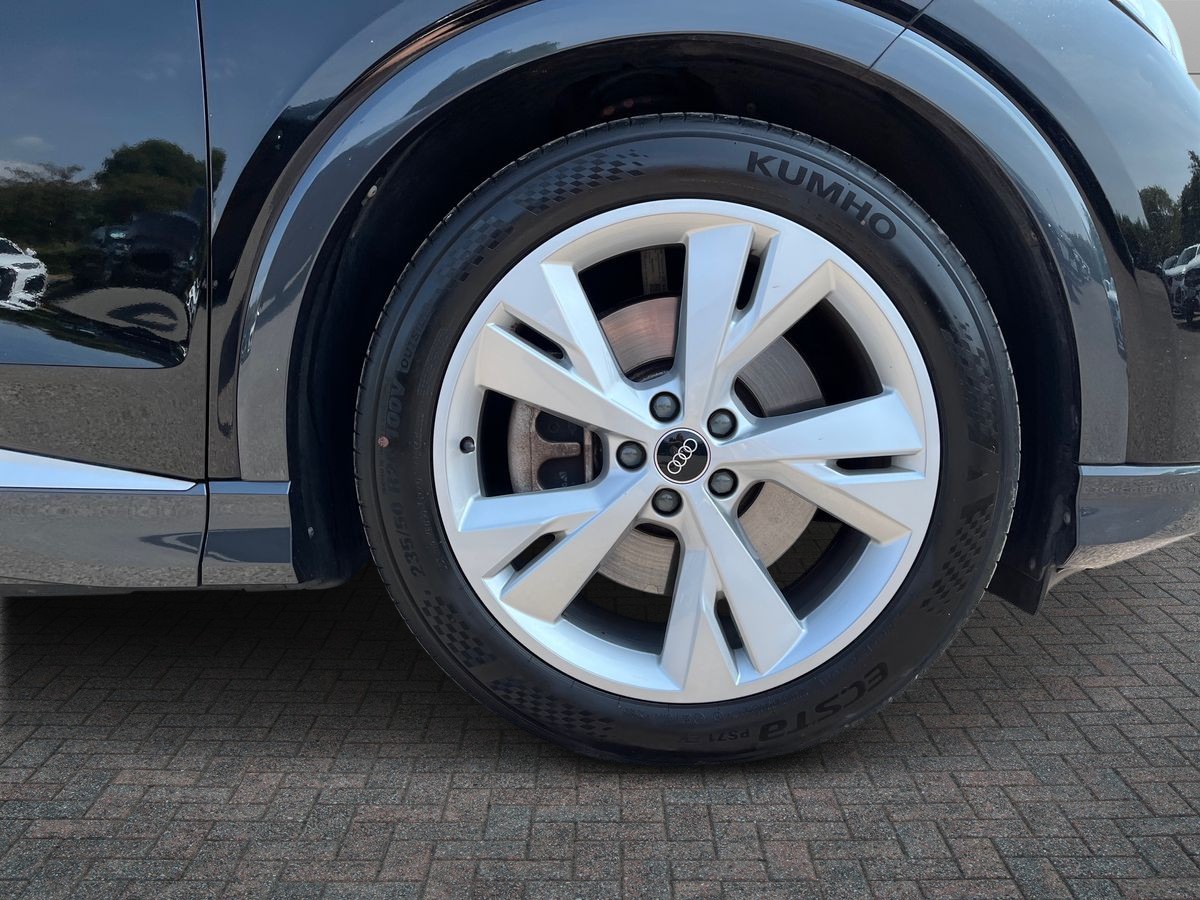 Audi Q4 e-tron Photo 8