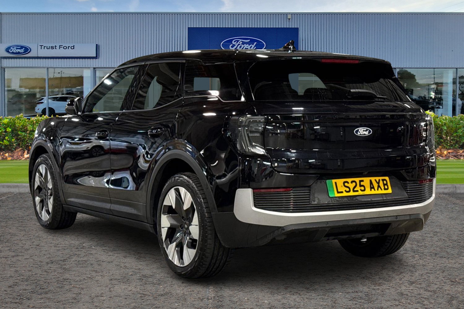 Ford Explorer Photo 1