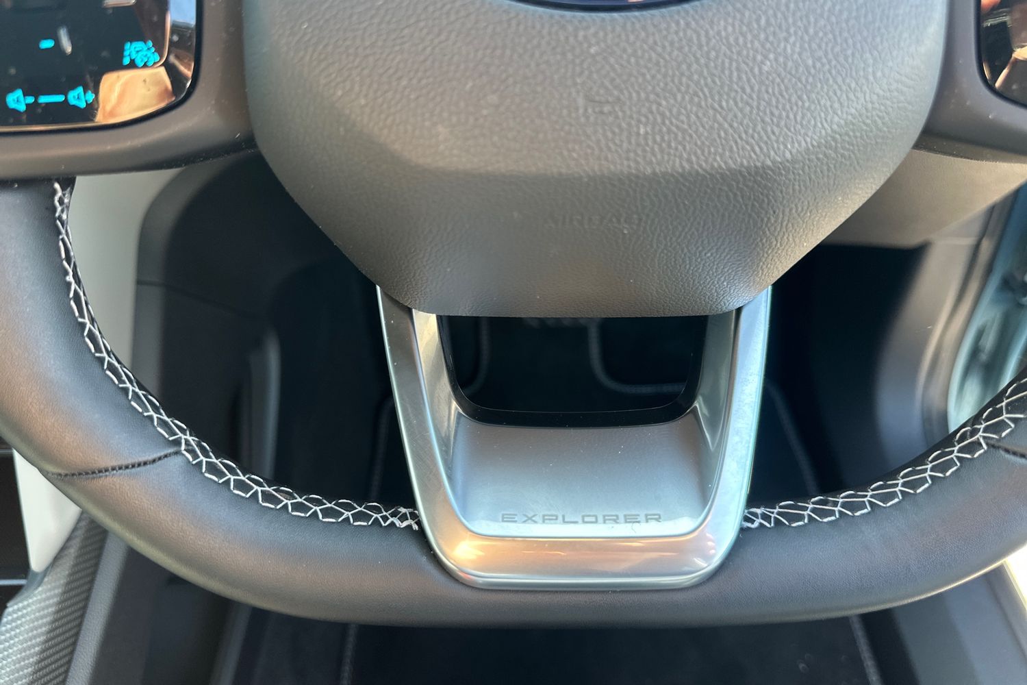 Ford EXPLORER Photo 34