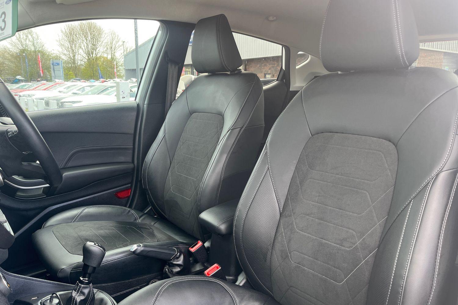 Ford FIESTA Photo 18