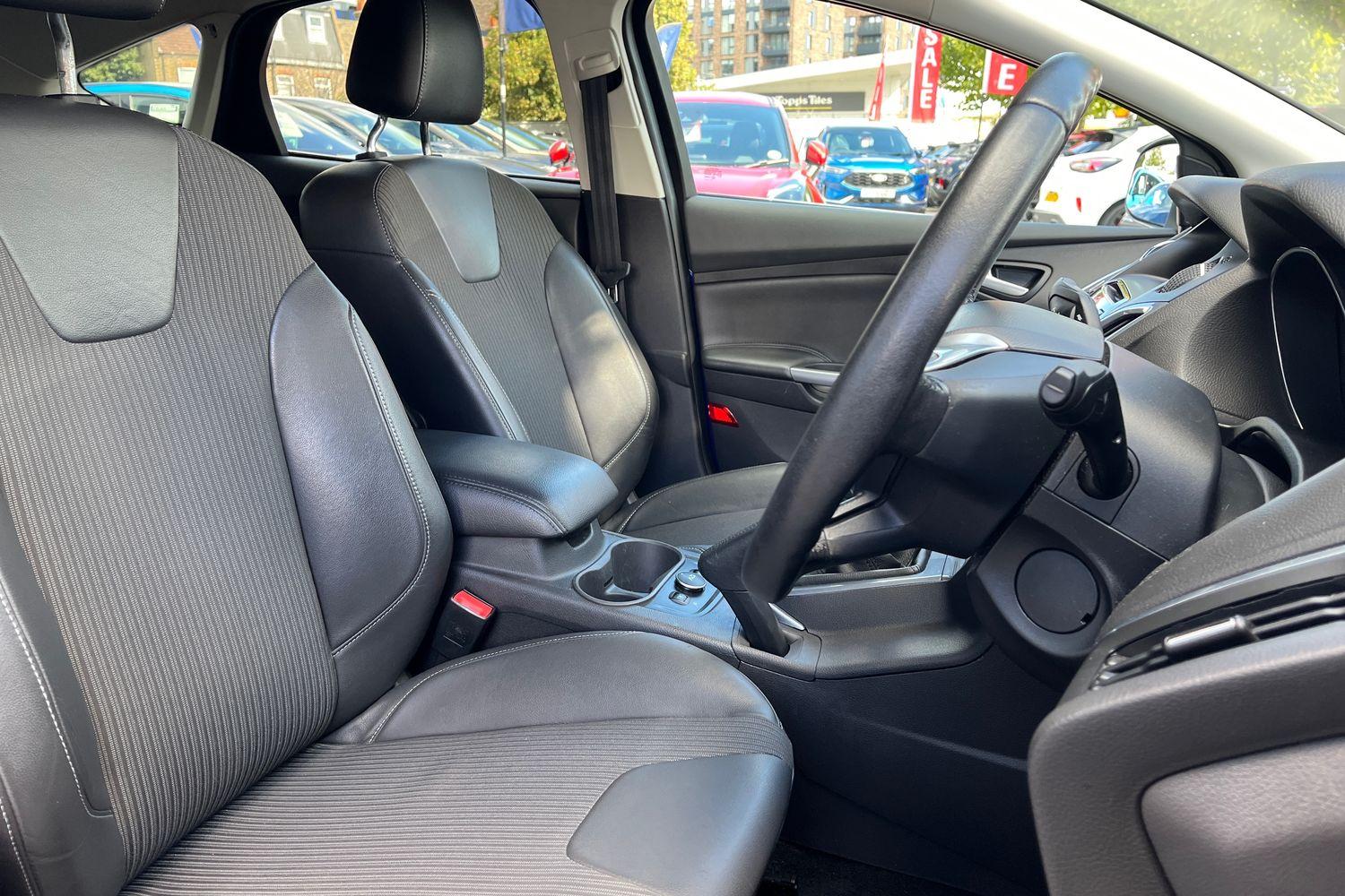 Ford FOCUS Photo 16