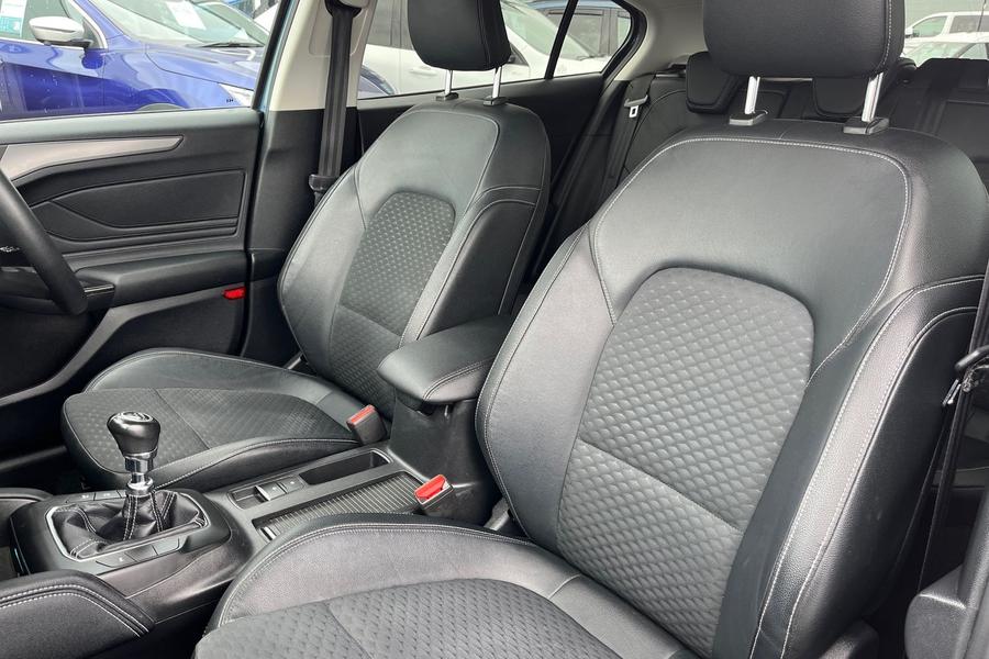 Ford FOCUS Photo autoimg-6806d48c9d632980a201acca29f7863007e4cbfa.jpg