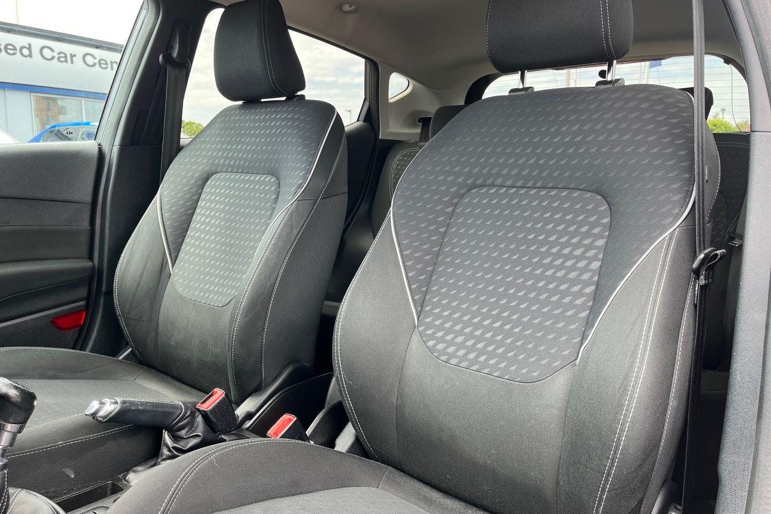 Ford FIESTA Photo 18