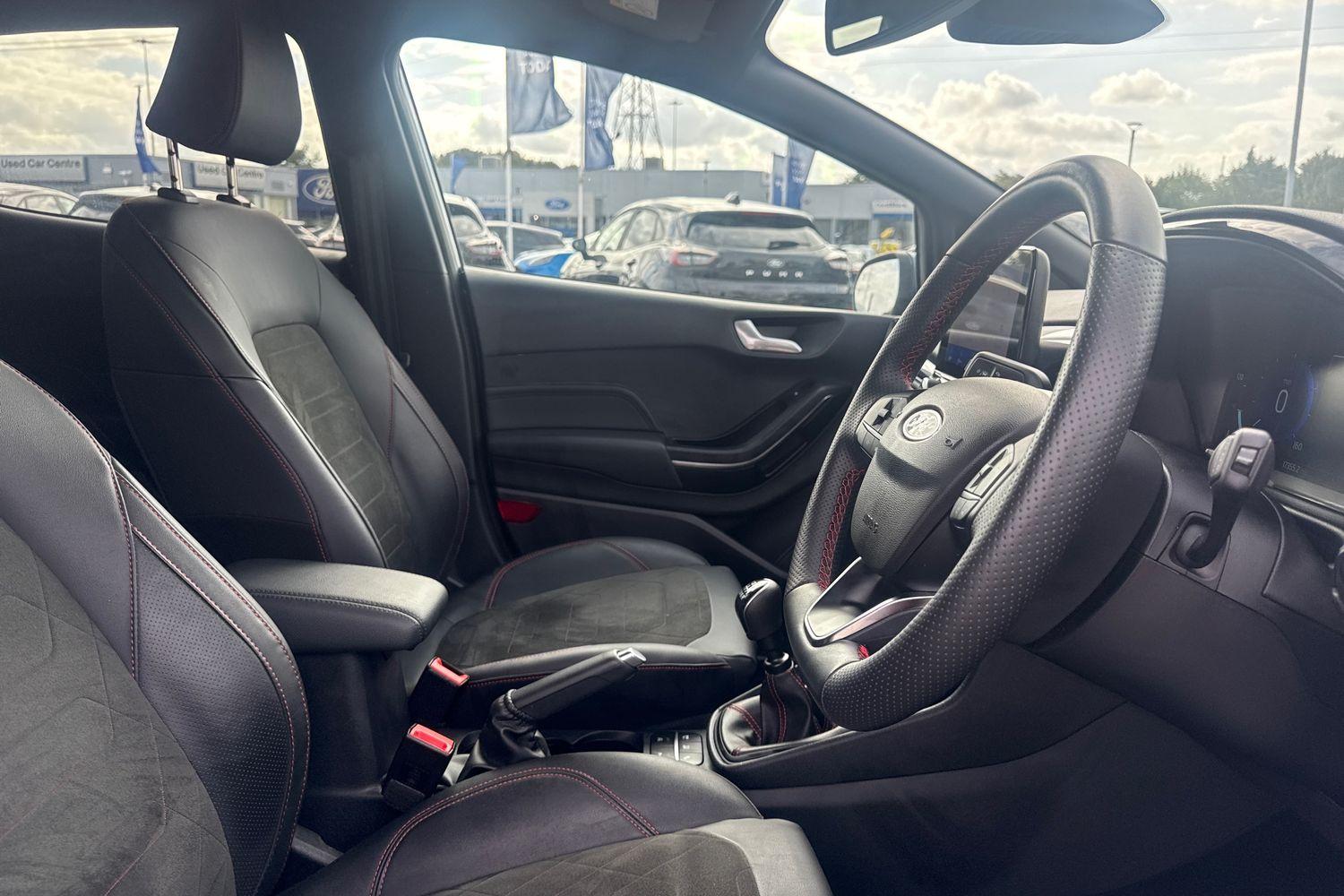 Ford FIESTA Photo 16