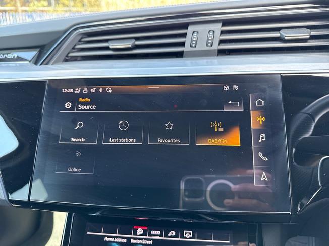 AUDI e-tron Photo 38