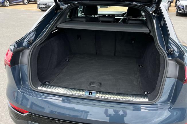 AUDI Q8 E-Tron Photo 12