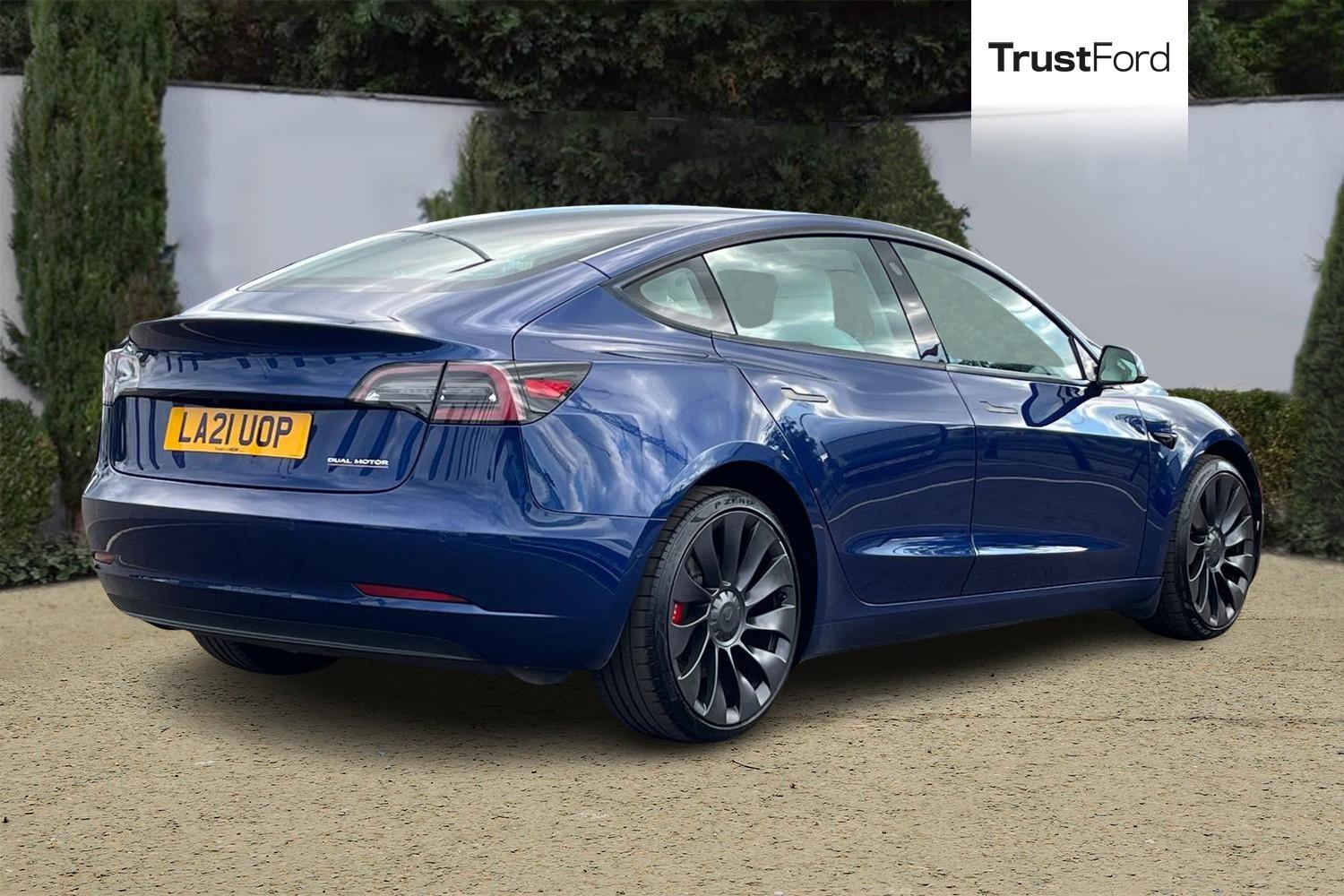 TESLA Model 3 Photo 3