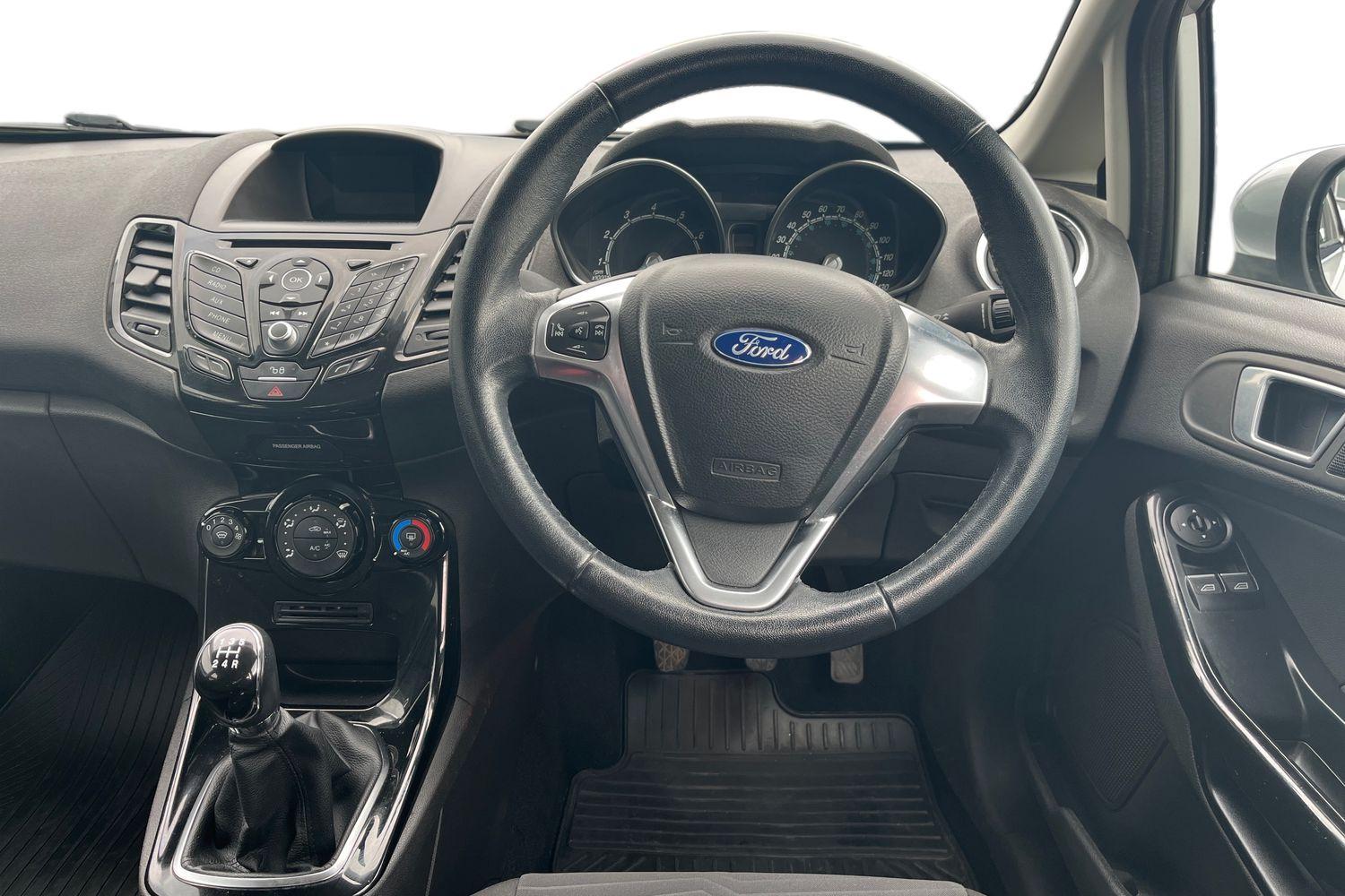 Ford FIESTA Photo 10