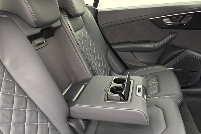 AUDI Q8 Photo 29