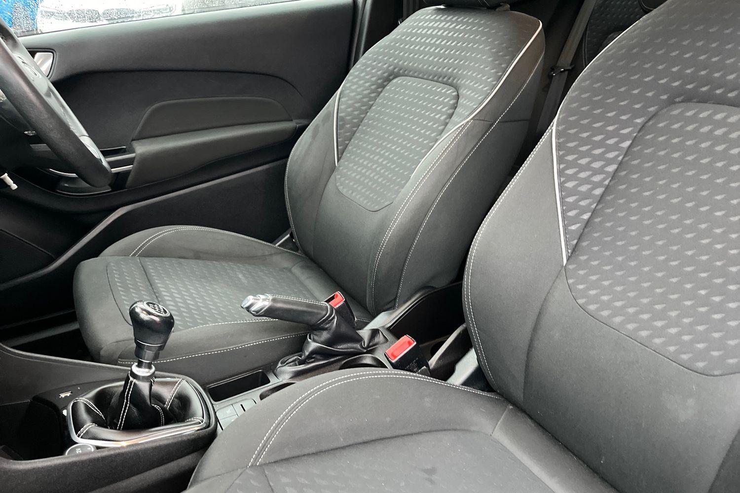 Ford FIESTA Photo 18