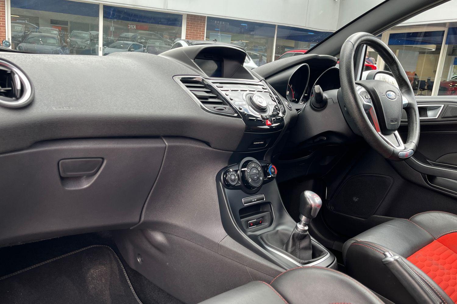 Ford FIESTA Photo 17