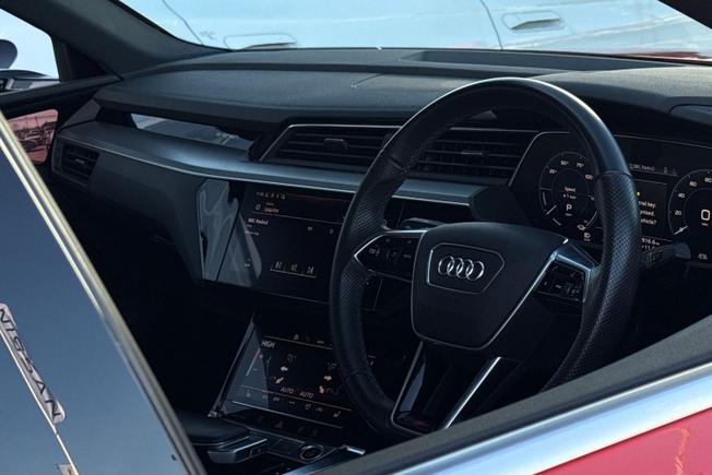 Audi e-tron Photo 39