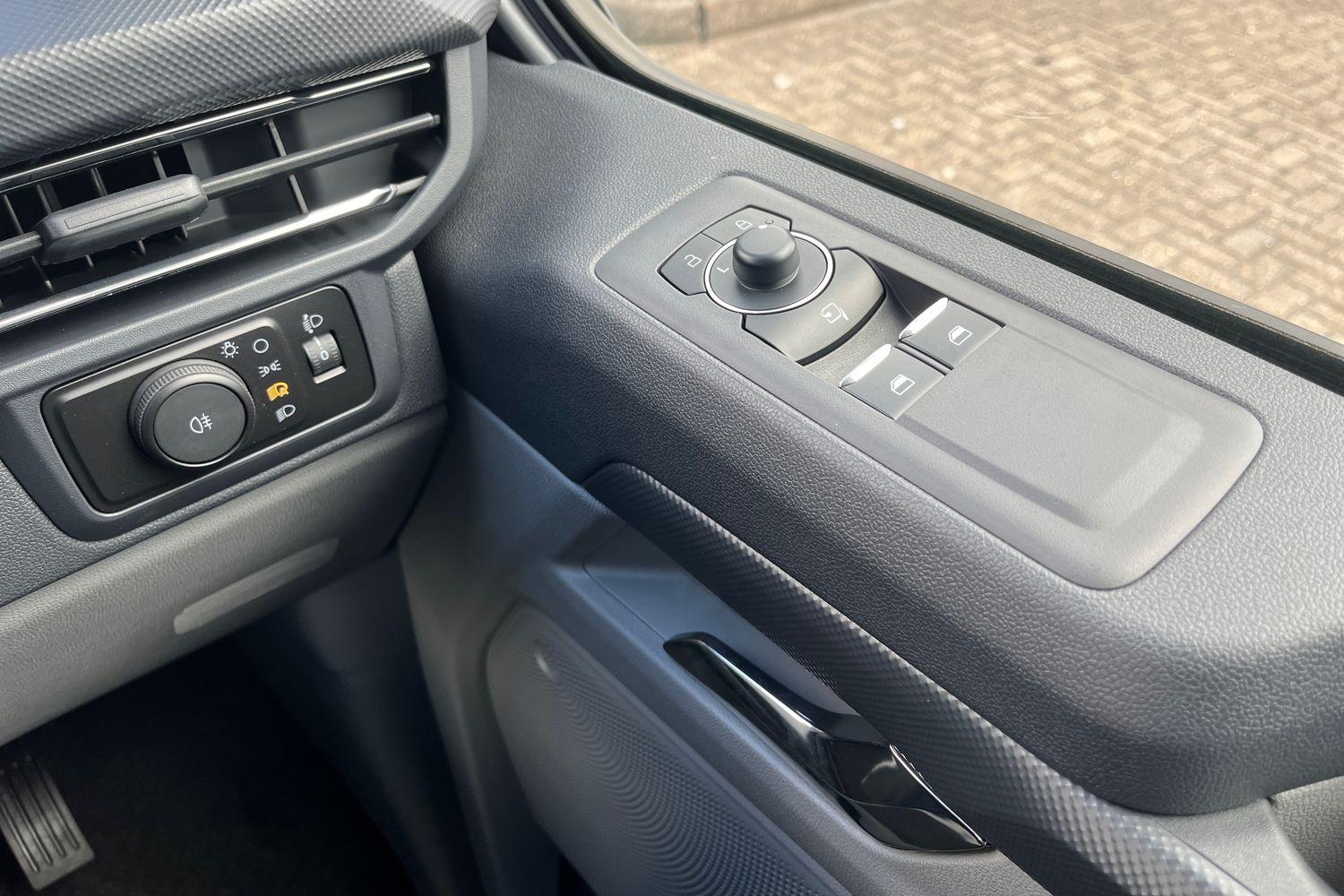 Ford TRANSIT CUSTOM Photo 24
