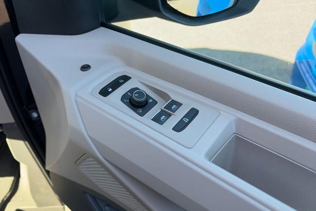 VOLKSWAGEN Multivan Photo 25