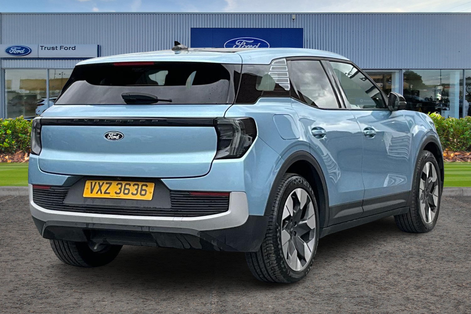 Ford Explorer Photo 3