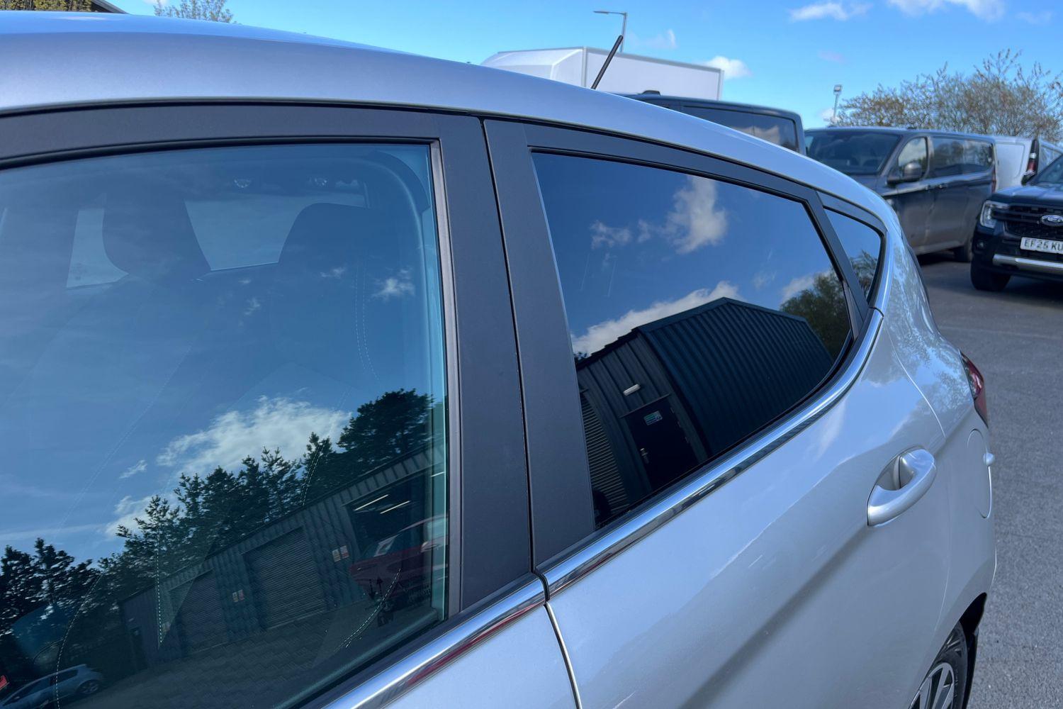 Ford FIESTA Photo 23
