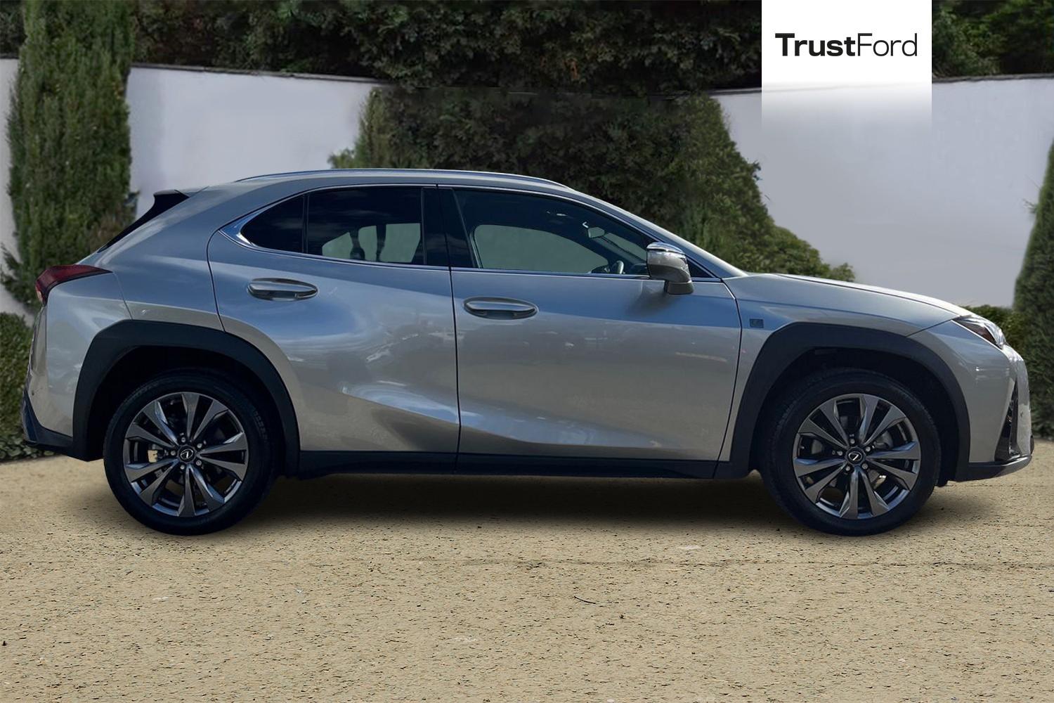 Lexus UX Photo 2