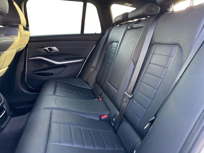 BMW 3 Series Photo 9
