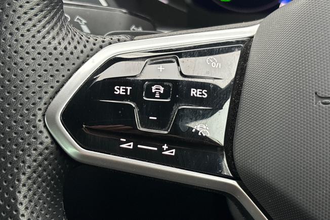 VOLKSWAGEN Tiguan Photo 16