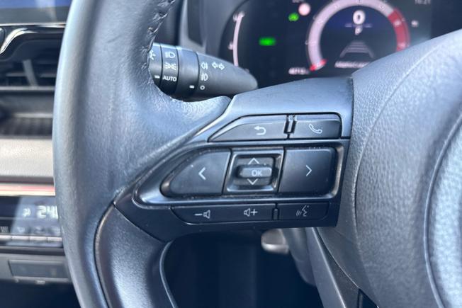 TOYOTA Yaris Photo 16
