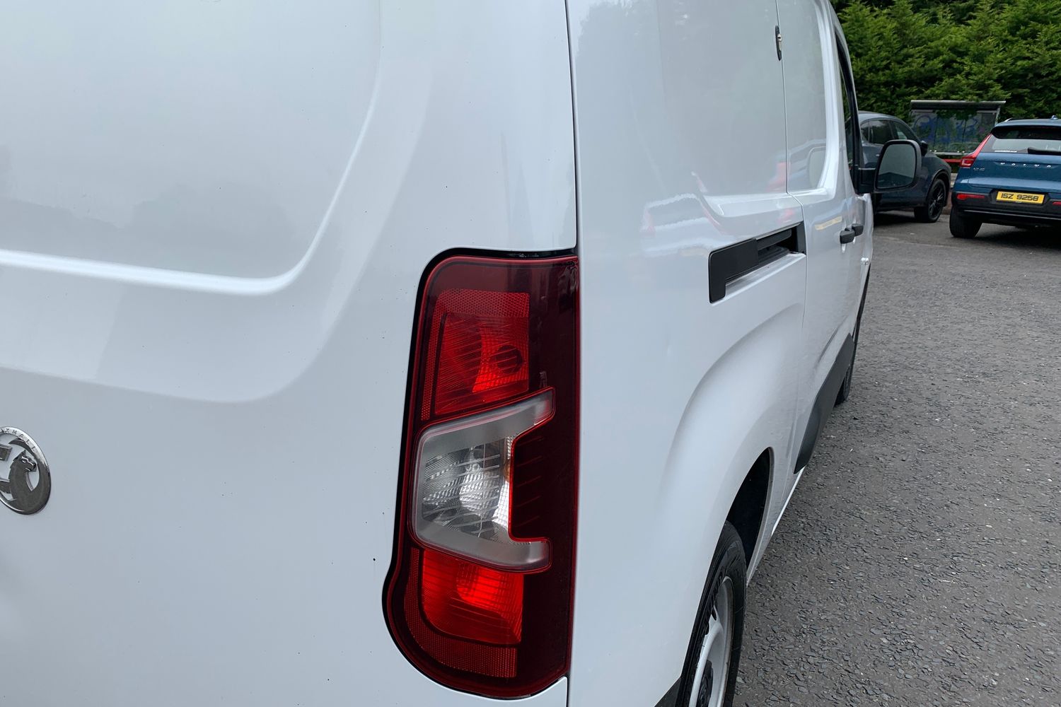 2023 Vauxhall Combo 1.5 Turbo D 2300 Prime Panel Van L2 H1 in White with 84K - vehicle photo 10 for sale on PureCar