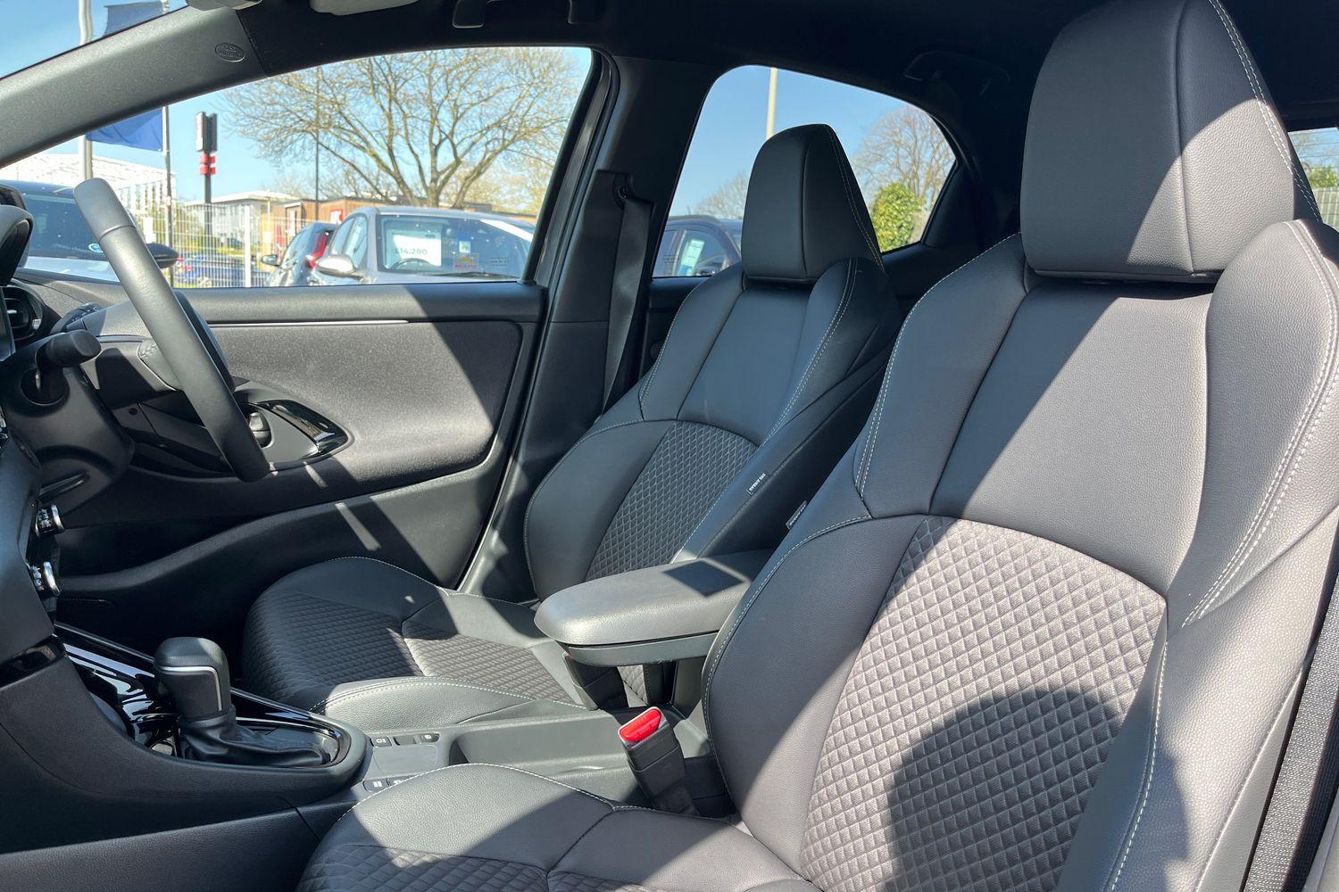 Toyota YARIS Photo 18