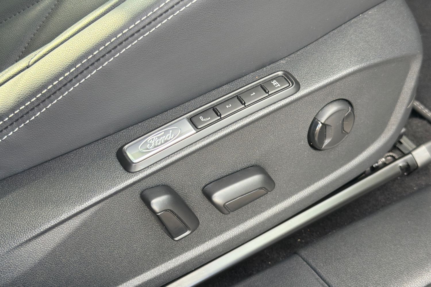 Ford EXPLORER Photo 34
