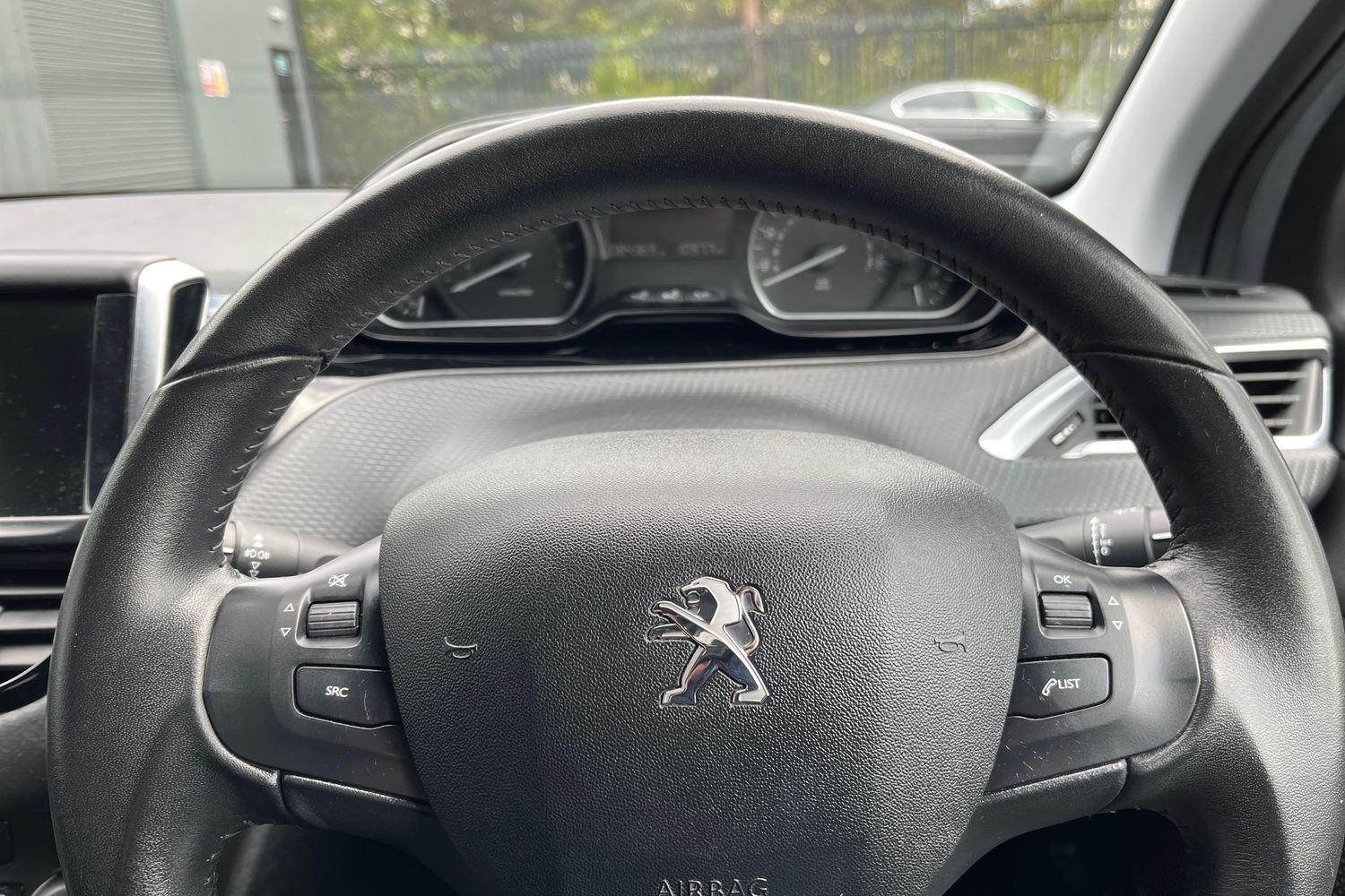 Peugeot 208 Photo 11