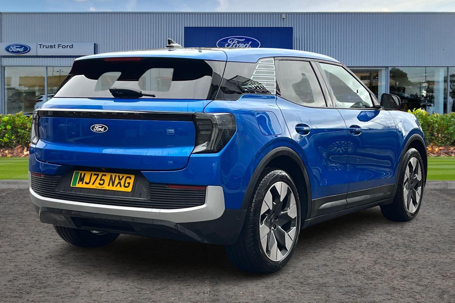 Ford Explorer Photo 3
