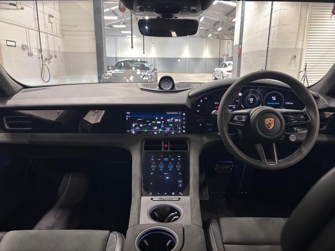 PORSCHE Taycan Photo 27