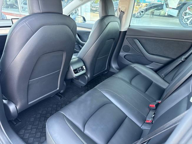 TESLA Model 3 Photo 40