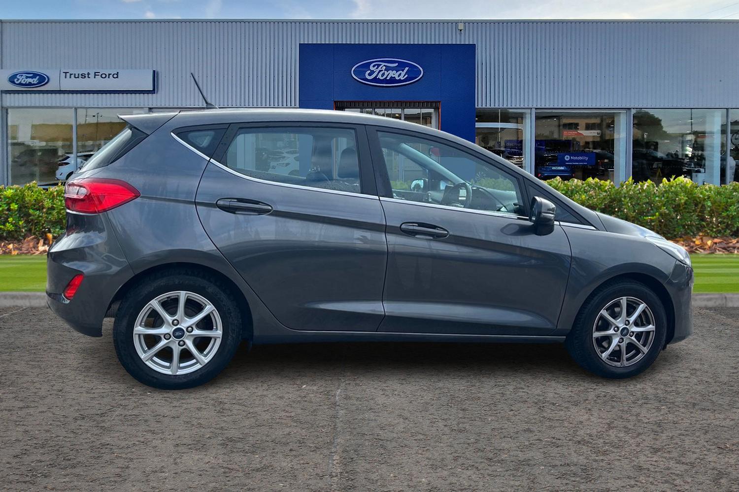 Ford FIESTA Photo 2