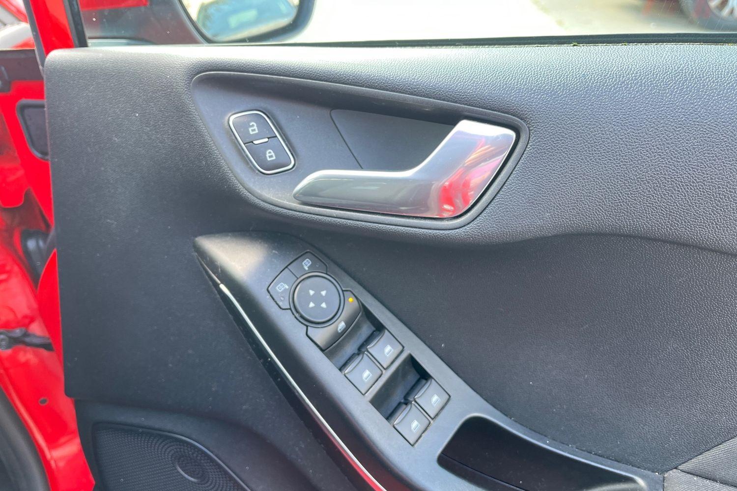 Ford FIESTA Photo 23