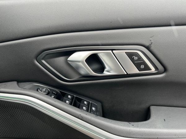 BMW 3 Series Photo autoimg-6a3ebd21dd88352e4d737f45f42de0f1cc6c48c7.jpg