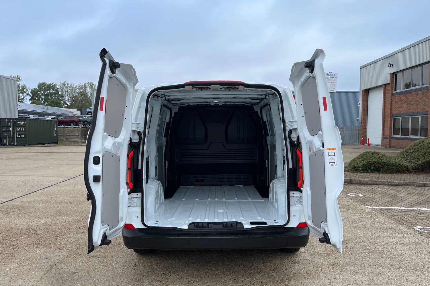 Ford E-TRANSIT CUSTOM Photo 5