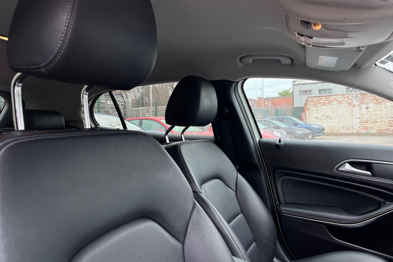 Mercedes-Benz GLA Photo 16