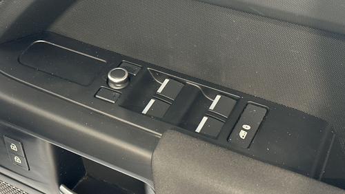 Land Rover Defender Photo autoimg-6a616e11d3f8ed86162f149c2dd22850a6a32542.jpg