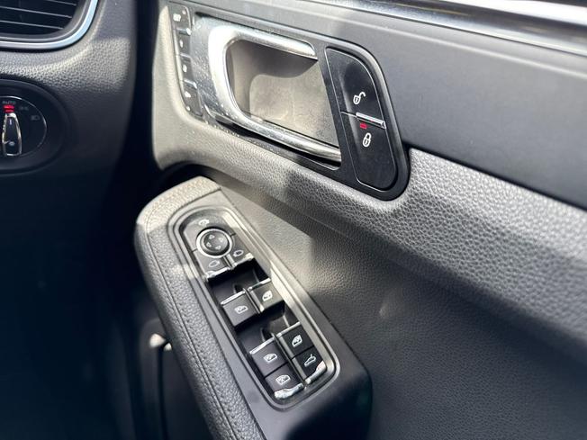 PORSCHE Macan Photo 29