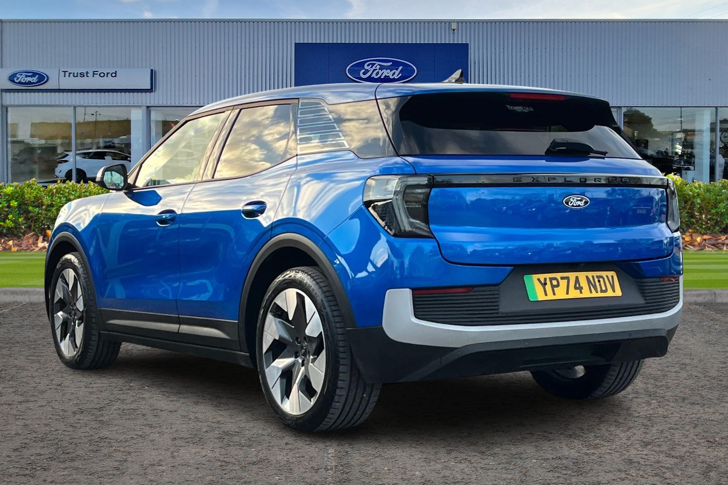 Ford Explorer Photo 1