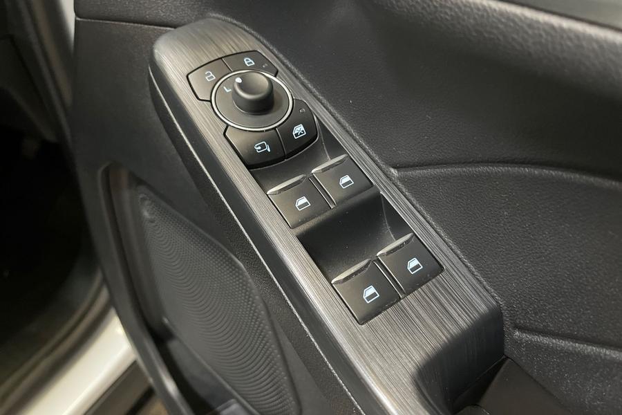 Ford KUGA Photo autoimg-6aa0870ebad5a27b280894adee5a75d55d6c605b.jpg