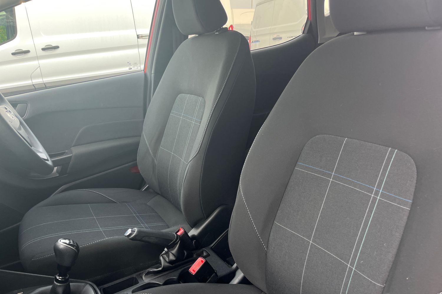 Ford FIESTA Photo 18