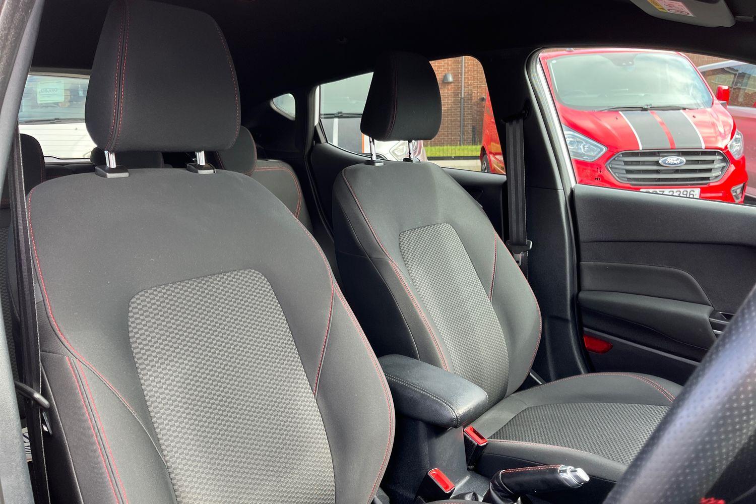 Ford FIESTA Photo 16