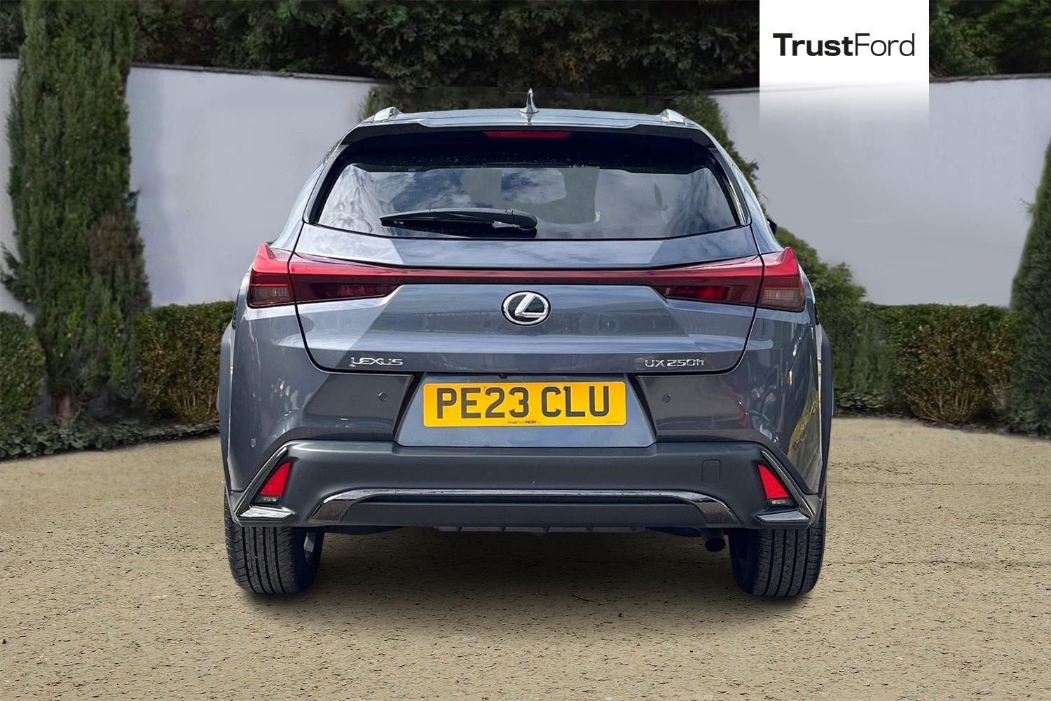 Lexus UX Photo 6