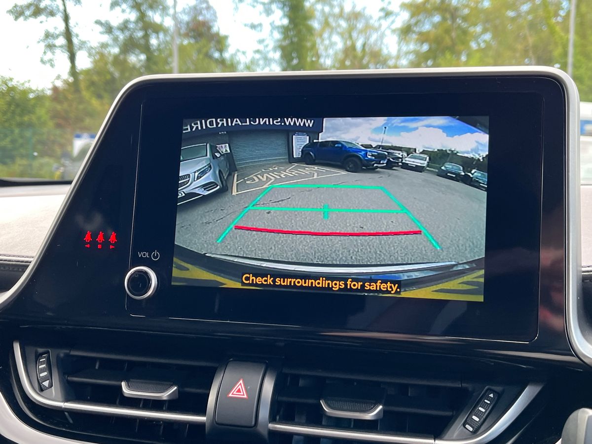 Toyota C-HR Photo 11