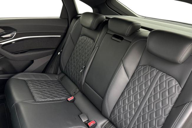 AUDI E-Tron S Photo 9