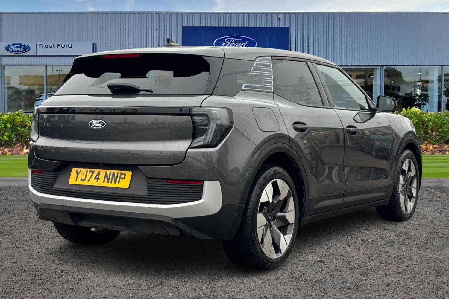 Ford EXPLORER Photo 3